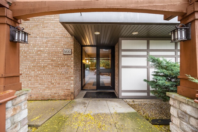 5830 Oakwood Dr in Lisle, IL - Building Photo - Building Photo