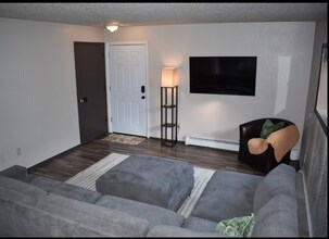 3520 E 42nd Ave in Anchorage, AK - Foto de edificio - Building Photo