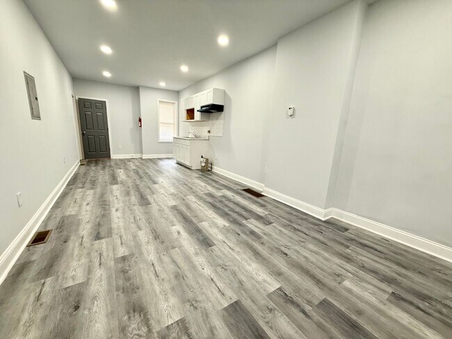 property at 918 E Woodlawn St