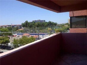 5050 NW 7th St in Miami, FL - Building Photo - Building Photo