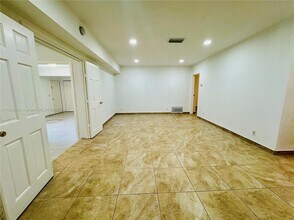 717 NE 10th Ave in Hallandale Beach, FL - Building Photo - Building Photo