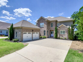 2807 Talon Cir NE