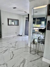 7070 Raleigh St in Hollywood, FL - Foto de edificio - Building Photo