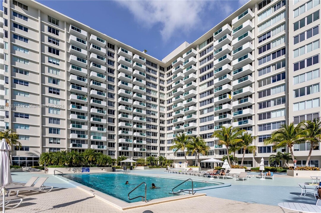 1200 West Ave, Unit PH-01 in Miami Beach, FL - Foto de edificio