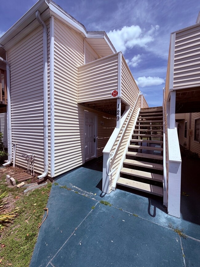129 Camphor Cir, Unit F in Oldsmar, FL - Building Photo - Building Photo