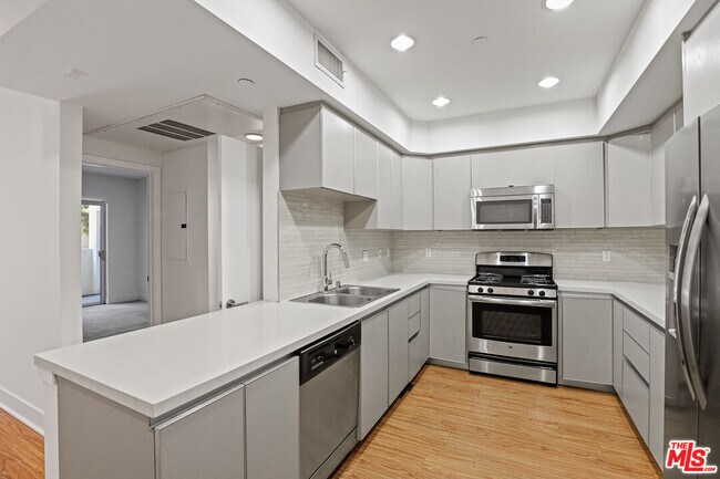 1411 Barry Ave in Los Angeles, CA - Building Photo - Building Photo