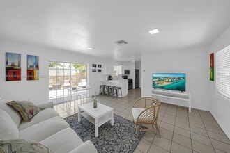 1046 SW 13th Ct in Miami, FL - Building Photo - Building Photo