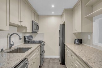 8 Whittier Pl, Unit 12B in Boston, MA - Building Photo - Building Photo