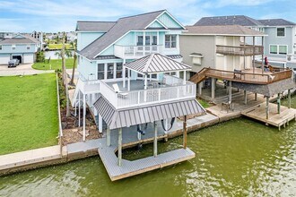 1322 Outrigger St in Tiki Island, TX - Building Photo - Building Photo