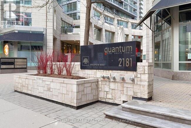 2181 Yonge St in Toronto, ON - Building Photo - Building Photo