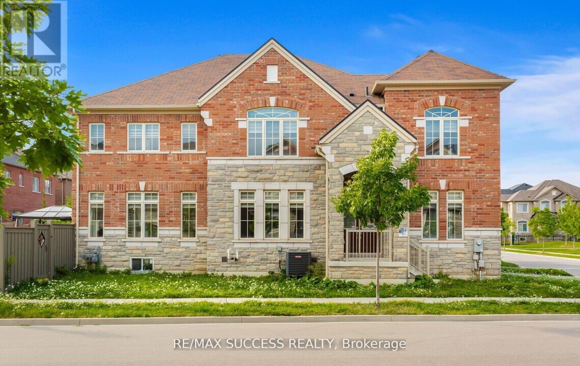 1554 Devine Pt in Milton, ON - Building Photo