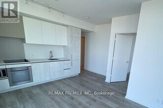 1000-1000 Portage Pkwy in Vaughan, ON - Building Photo - Building Photo