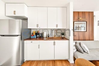 12877 Borden Ave in Los Angeles, CA - Foto de edificio - Building Photo