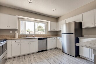 356 E Desert Inn Rd in Las Vegas, NV - Building Photo - Building Photo