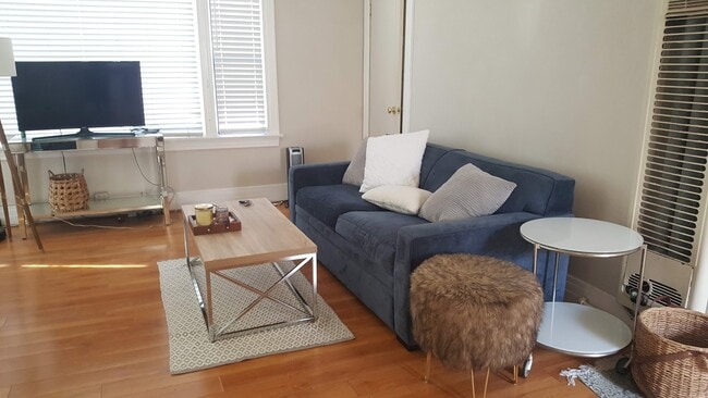 3400 E 2nd St, Unit 2 in Long Beach, CA - Building Photo - Building Photo