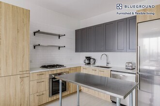 1035 W Van Buren St in Chicago, IL - Building Photo - Building Photo