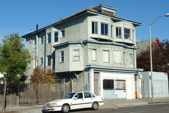 3277 Martin Luther King Jr Way in Oakland, CA - Building Photo - Building Photo