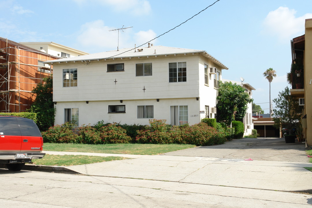 14285 Dickens St in Sherman Oaks, CA - Foto de edificio
