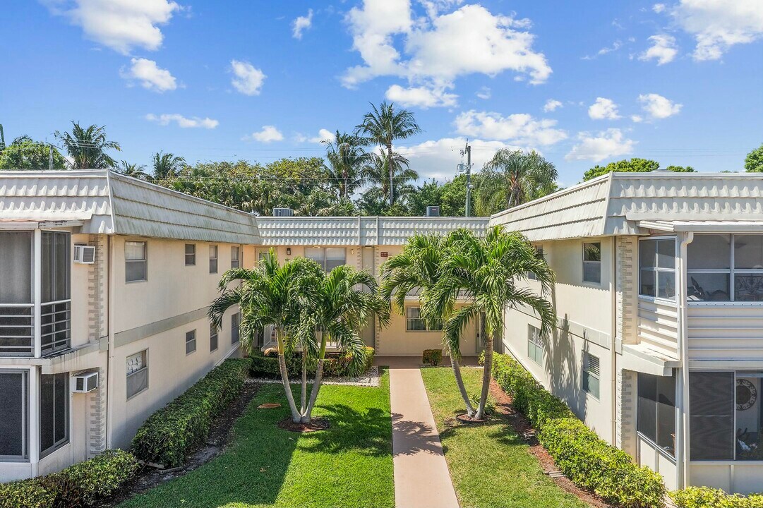 706 Saxony Pl in Delray Beach, FL - Building Photo