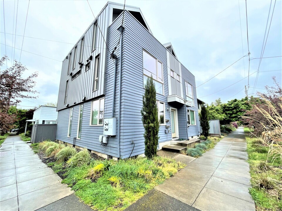 4974 NE 32nd Pl, Unit 4974 B in Portland, OR - Building Photo