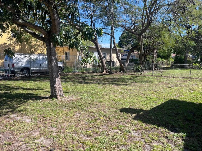 2545 York St in Opa Locka, FL - Foto de edificio - Building Photo
