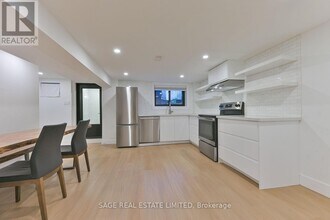 25 Palmerston Ave in Toronto, ON - Building Photo - Building Photo