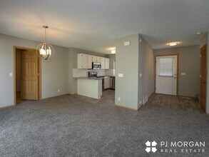 14512 Fowler Ave in Omaha, NE - Foto de edificio - Building Photo