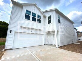 305 Huisache St in Lake Jackson, TX - Building Photo