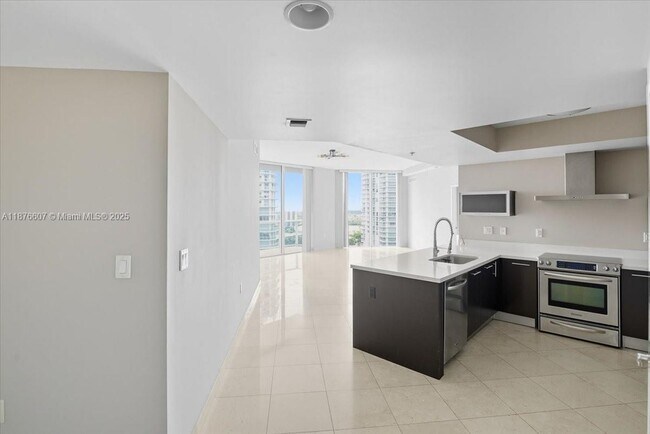150 Sunny Isles Blvd in Sunny Isles Beach, FL - Building Photo - Building Photo