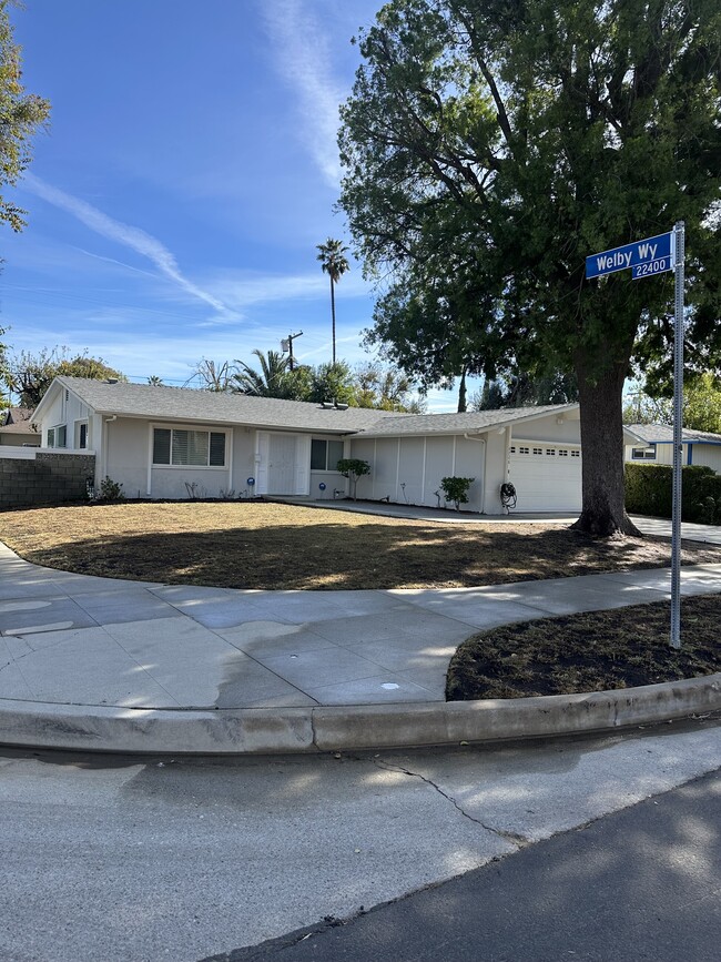 6726 Capistrano Ave in West Hills, CA - Foto de edificio - Building Photo