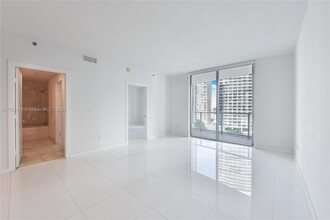 1060 Brickell Ave, Unit 1715 in Miami, FL - Foto de edificio - Building Photo