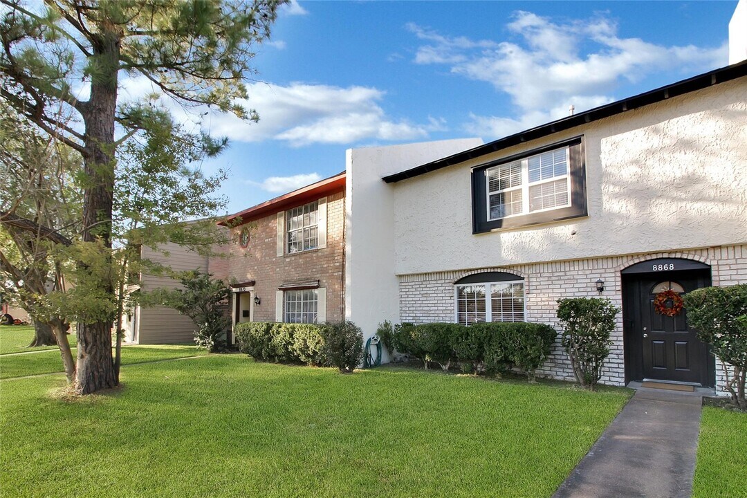 8868 Kempwood Dr in Houston, TX - Building Photo
