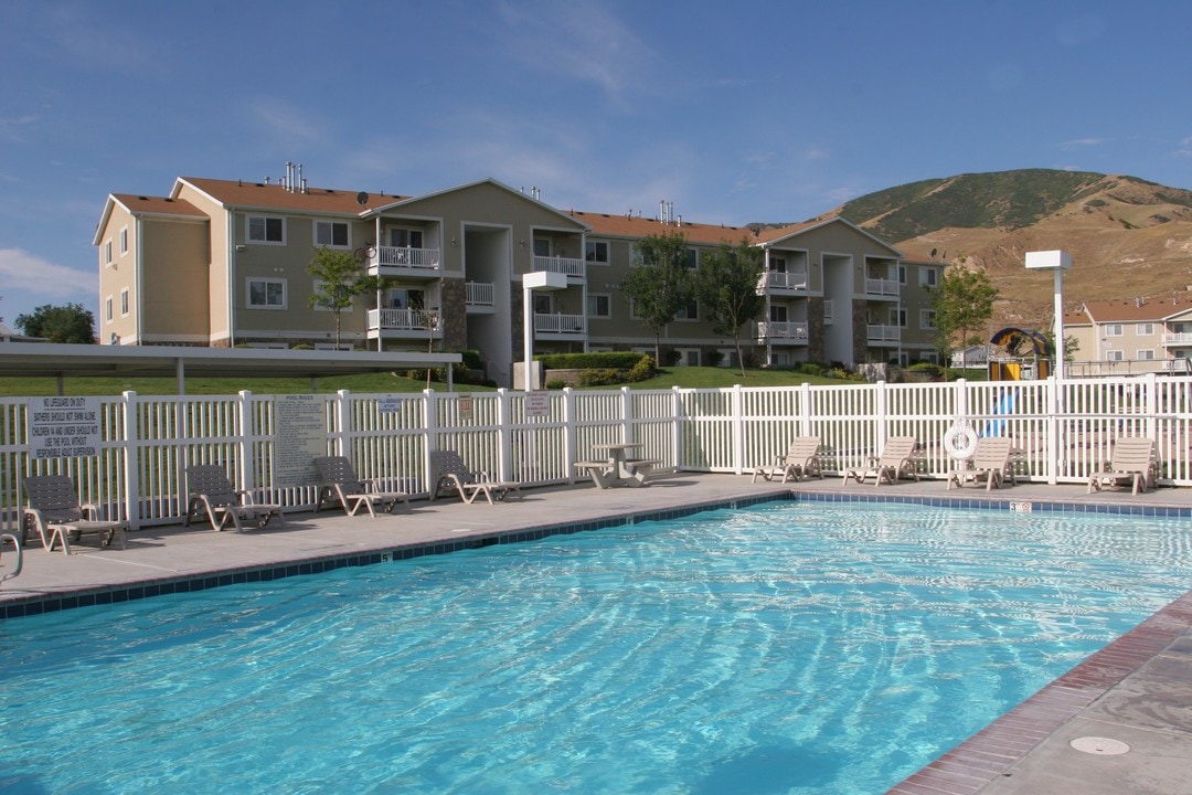 Elk Run in Magna, UT - Foto de edificio