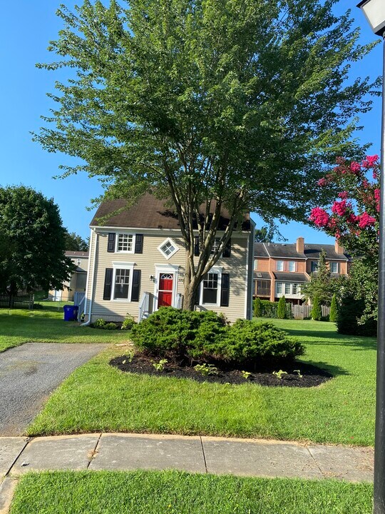 1221 Magnolia Ct in Hagerstown, MD - Building Photo