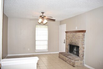 521 S Las Vegas Trail, Unit 523 in White Settlement, TX - Building Photo - Building Photo