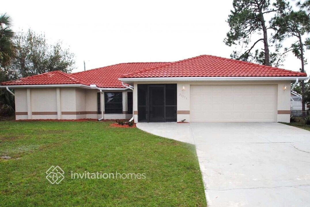 21271 Dearborn Ave in Port Charlotte, FL - Foto de edificio