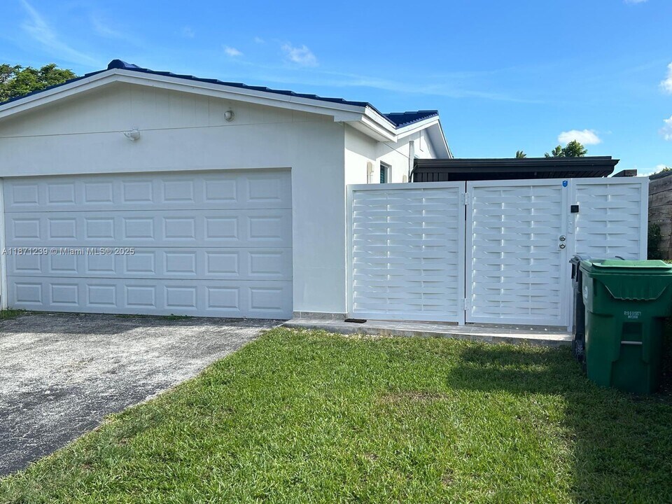 14204 SW 84th St in Miami, FL - Building Photo