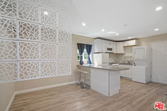 22012 Covello St in Los Angeles, CA - Building Photo - Building Photo