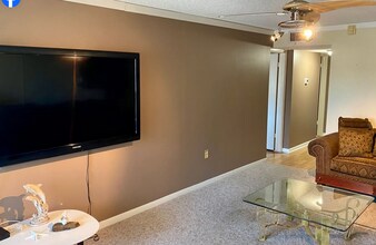4902 38th Way S, Unit E 309 in St. Petersburg, FL - Building Photo - Building Photo