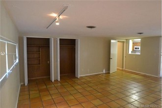 8380 SW 158th St in Palmetto Bay, FL - Foto de edificio - Building Photo