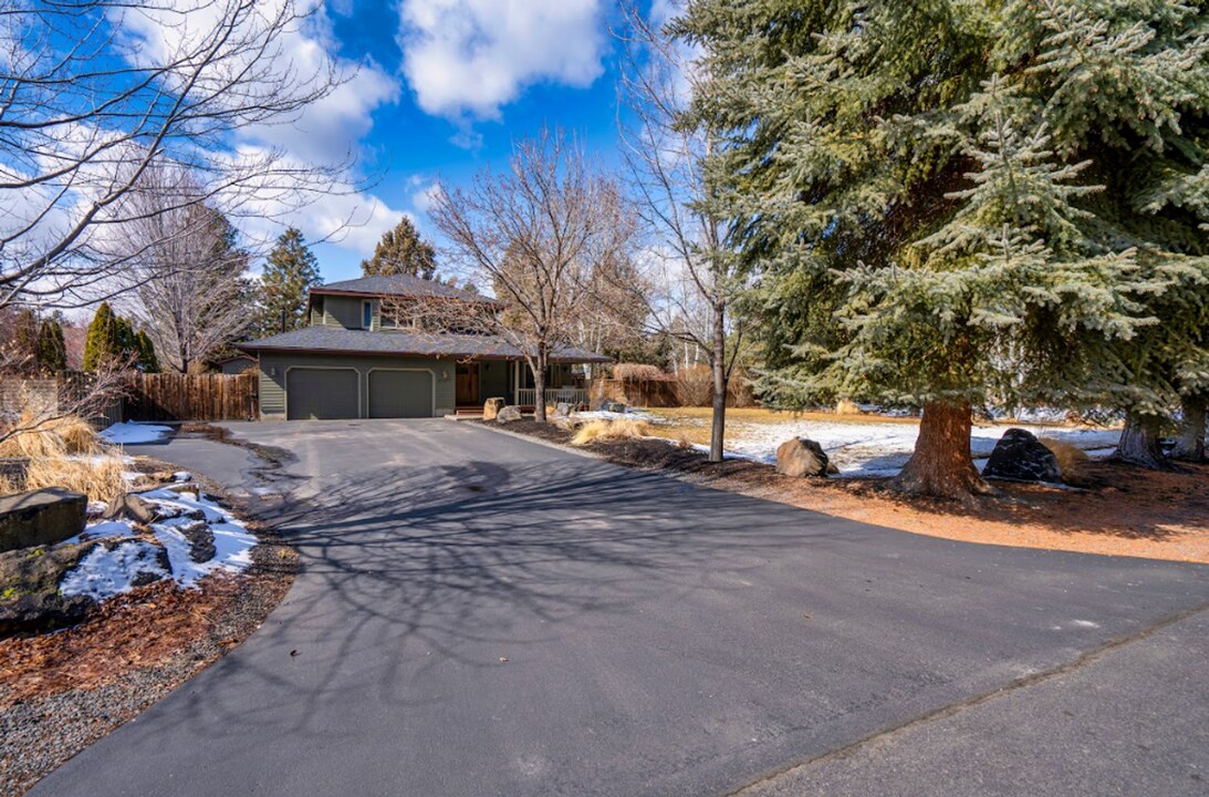 61497 Orion Dr in Bend, OR - Building Photo
