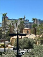 270 E Flamingo Rd in Las Vegas, NV - Foto de edificio - Building Photo