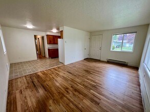 10721 SE Bush St in Portland, OR - Building Photo - Building Photo
