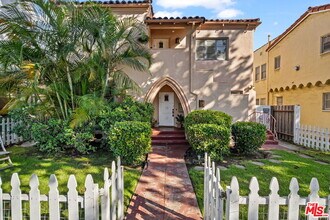 1142 S Clark Dr in Los Angeles, CA - Building Photo - Building Photo
