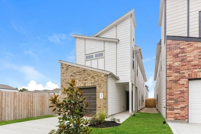 15258 Estrella Rd W in Houston, TX - Building Photo - Building Photo