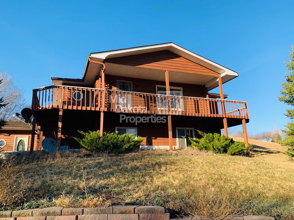 3301 River Bluff Rd in Mitchell, SD - Foto de edificio