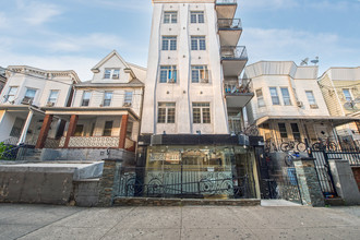 10465 Roosevelt Ave in Flushing, NY - Building Photo - Primary Photo