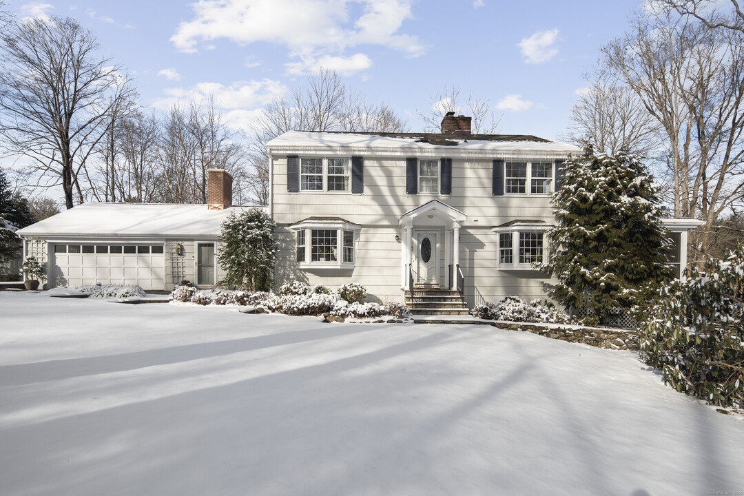 64 White Oak Shade Rd in New Canaan, CT - Building Photo