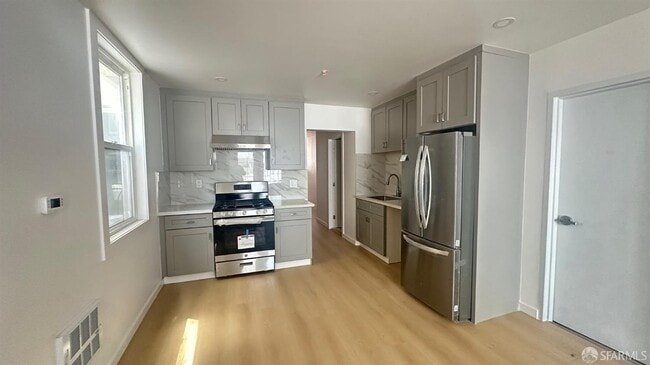 property at 1553 Leavenworth St