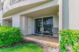 6100 Bahia Del Mar Cir N in St. Petersburg, FL - Building Photo